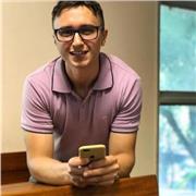 Profesor de matematicas imparte clases para alumnos de primaria y secundaria
